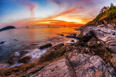 Günbatımında tropik plaj.