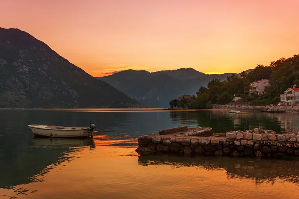 Tramonto sul mare con le montagne nebbiose — Foto Stock