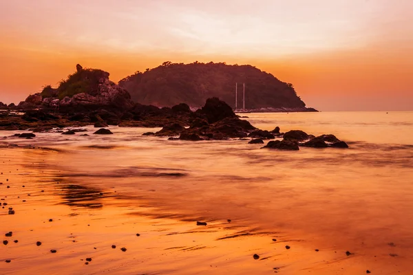 Spiaggia tropicale al tramonto. — Foto Stock