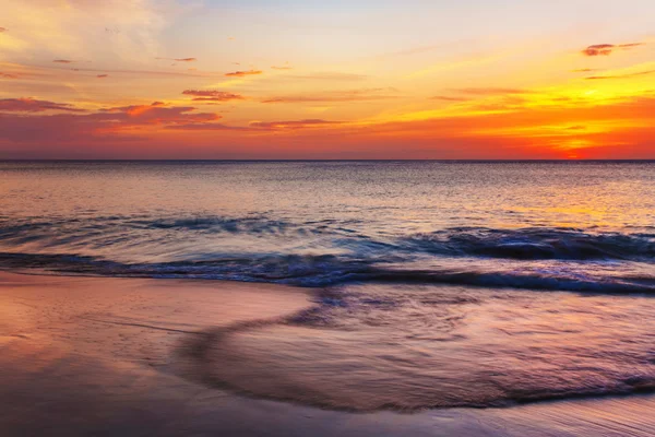 Praia tropical ao pôr do sol. — Fotografia de Stock