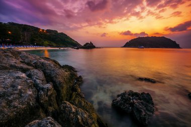 Günbatımında tropik plaj.