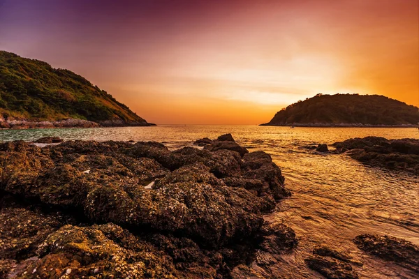 Tropisch strand bij zonsondergang. — Stockfoto