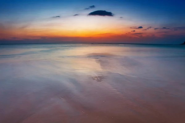 Praia tropical ao pôr do sol. — Fotografia de Stock