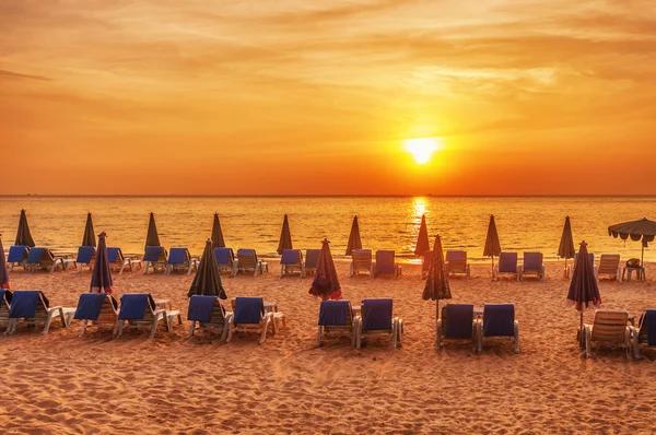 Praia tropical ao pôr do sol. — Fotografia de Stock