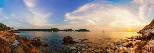 Panorama de praia tropical ao pôr do sol — Fotografia de Stock