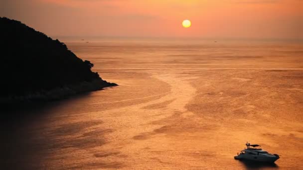 Mar tropical al atardecer . — Vídeo de stock