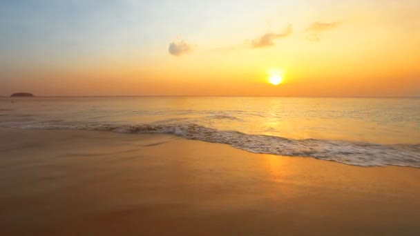 tropischer Strand bei schönem Sonnenuntergang
