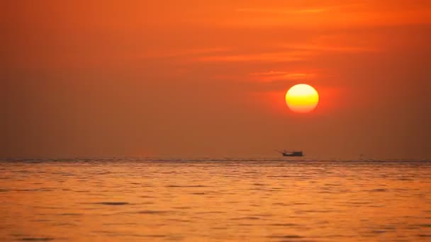 Mar tropical al atardecer . — Vídeos de Stock