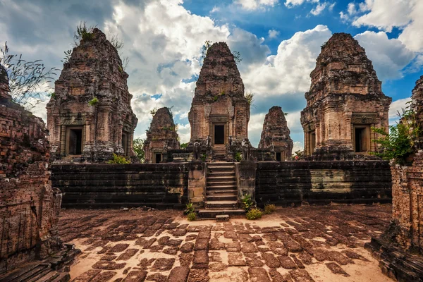 古代クメールの寺に複雑なアンコール ワット — ストック写真