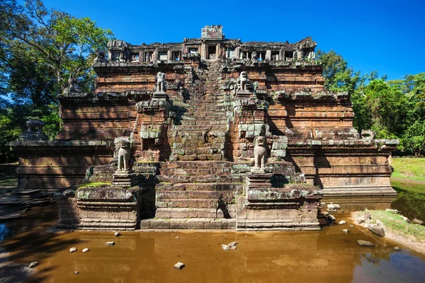 Starożytnych Khmerów świątyni buddyjskiej w angkor wat złożonych — Zdjęcie stockowe