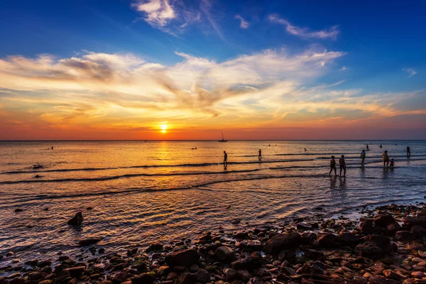 Plage tropicale au coucher du soleil. — Photo