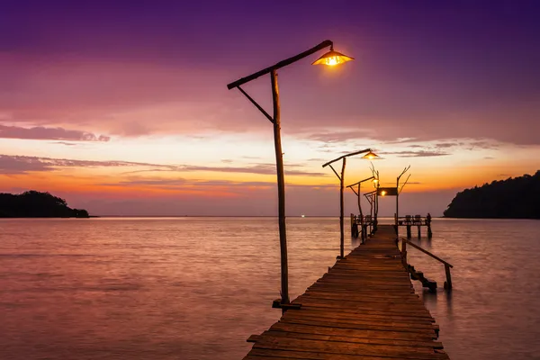 Pôr do sol sobre o mar. — Fotografia de Stock