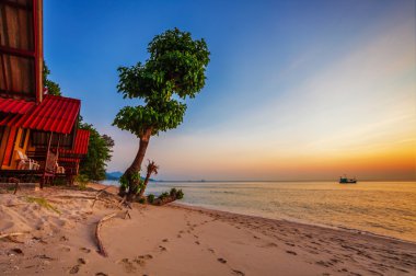 Günbatımında tropik plaj.