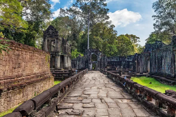 Starożytnych Khmerów świątyni buddyjskiej w angkor wat złożonych — Zdjęcie stockowe