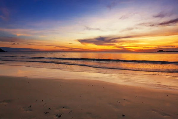 Tropischer Strand bei Sonnenuntergang. — Stockfoto