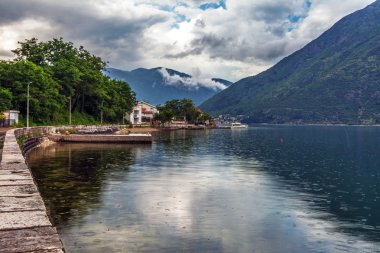 Deniz ve dağlar kötü yağmurlu havada