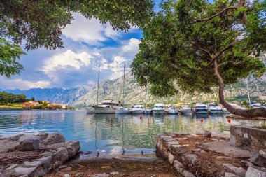 tekne ile küçük bir koy