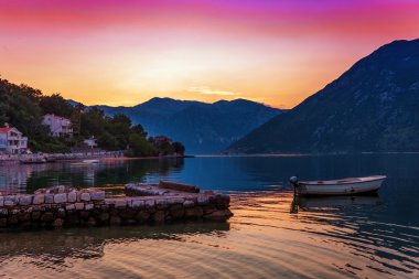 sisli dağlar deniz günbatımı