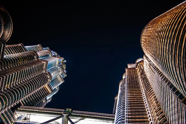 Hermosa iluminación nocturna de Petronas Twin Towers —  Fotos de Stock