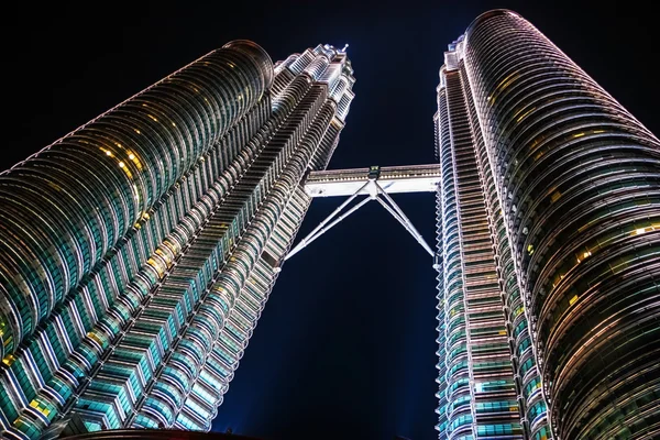 Bela iluminação noturna de Petronas Twin Towers — Fotografia de Stock