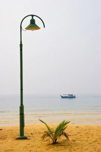 Praia tropical sob céu sombrio — Fotografia de Stock