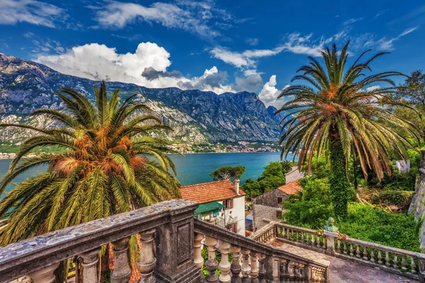 Veduta di una piccola città sul mare — Foto Stock