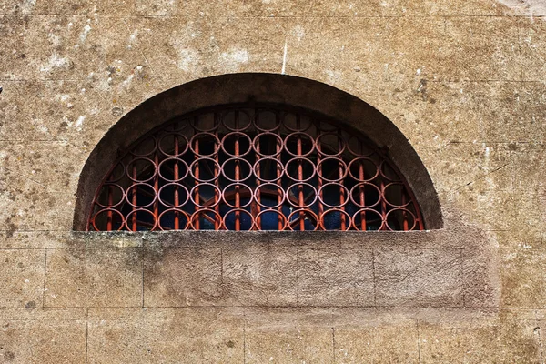 Pencereli taş duvar — Stok fotoğraf