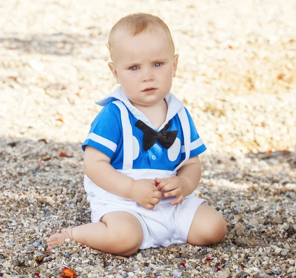 Ritratto di un ragazzo in spiaggia . — Foto Stock