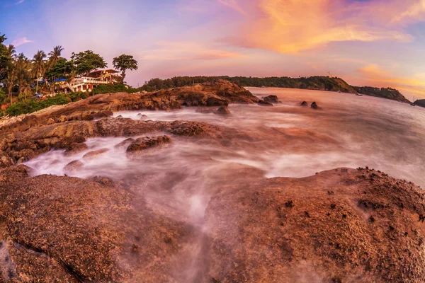 Tropisch strand bij zonsondergang. — Stockfoto