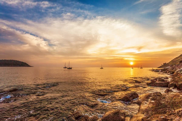 Tropisk strand vid solnedgången. — Stockfoto