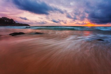 Günbatımında tropik plaj.