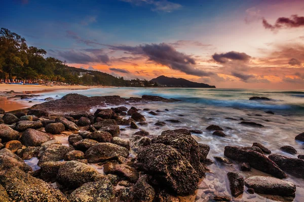 Tropisch strand bij zonsondergang. — Stockfoto