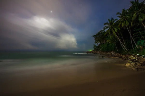 Noc na tropikalnej plaży. Phuket. Tajlandia — Zdjęcie stockowe