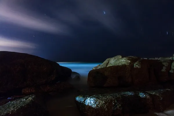 Noc na tropické pláži. Phuket. Thajsko — Stock fotografie