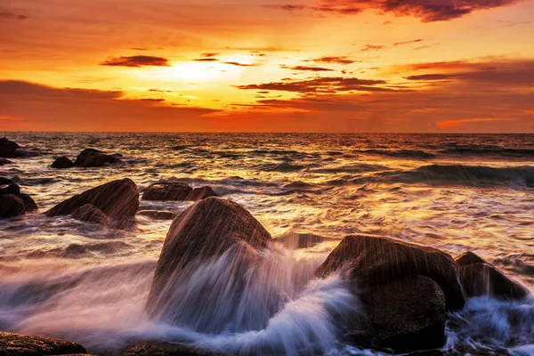 Praia tropical ao pôr do sol. — Fotografia de Stock