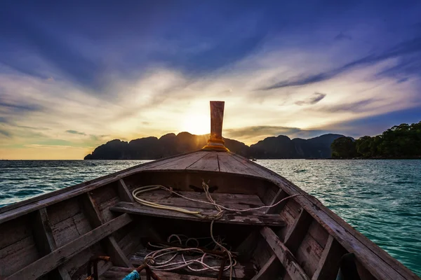 W łodzi w tropikalne morze do zachodu słońca — Zdjęcie stockowe
