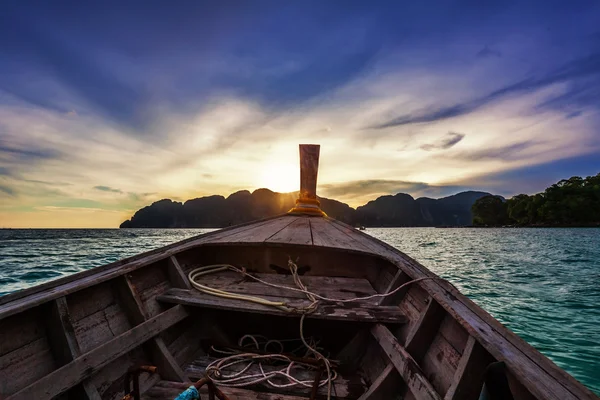 Bootsfahrt im tropischen Meer zum Sonnenuntergang — Stockfoto