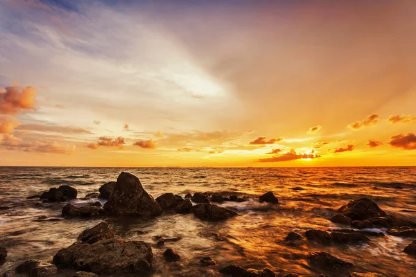 Praia tropical ao pôr do sol. — Fotografia de Stock