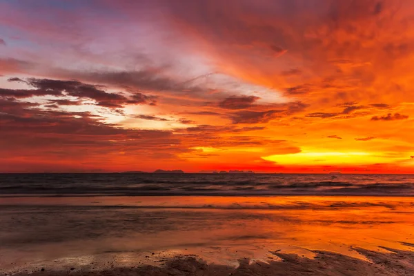 Praia tropical ao pôr do sol. — Fotografia de Stock