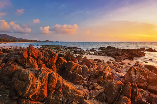 Tropischer Strand bei Sonnenuntergang. — Stockfoto