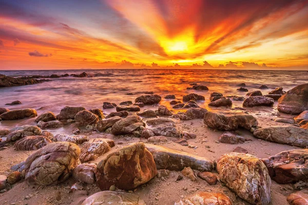 Spiaggia tropicale al tramonto. — Foto Stock