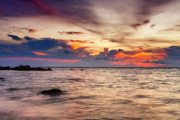 Tropisk strand vid solnedgången. — Stockfoto