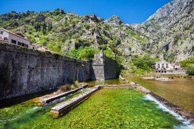 nehir kenarında eski şehir