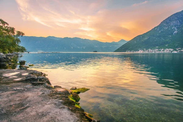 Západ slunce na moři s Mlžné hory — Stock fotografie