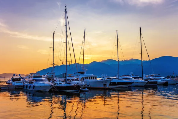 Segelboote in der Marina bei Sonnenuntergang. — Stockfoto