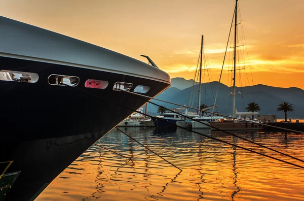 Segelbåtar i marina vid solnedgången. — Stockfoto