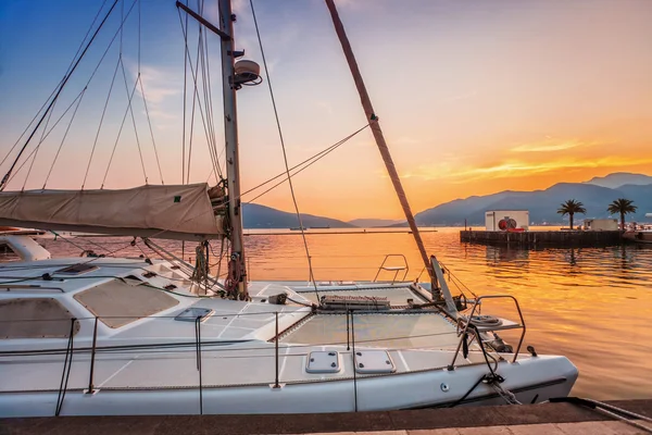 Plachetnice v marina při západu slunce. — Stock fotografie