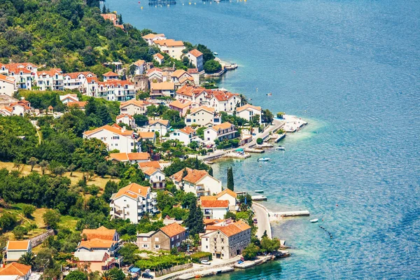 Vista de uma pequena cidade junto ao mar — Fotografia de Stock