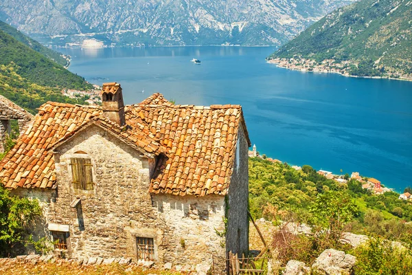 Het oude huis met uitzicht op de zee en bergen — Stockfoto