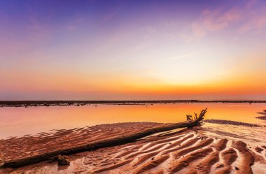 Günbatımında tropik plaj.